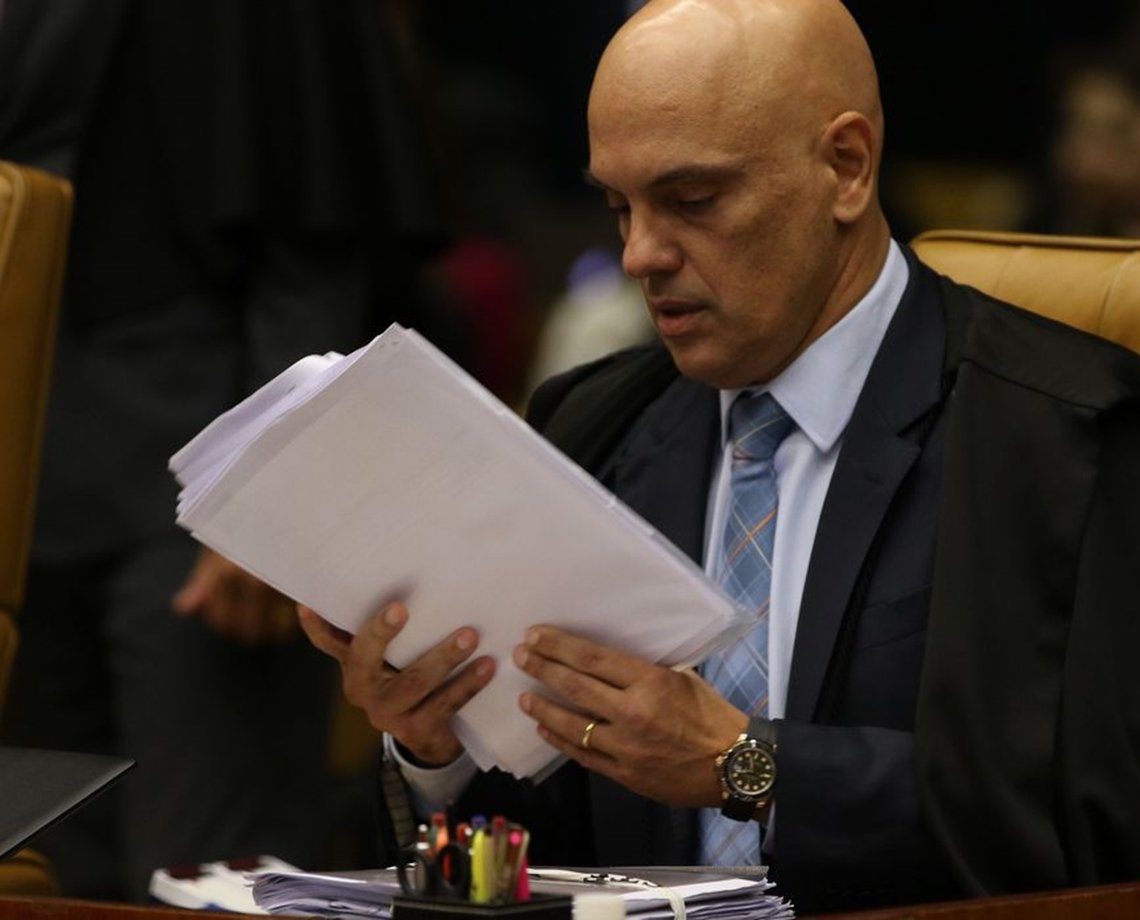 Alexandre de Moraes abre inquérito sobre live de Bolsonaro associando vacinas e Aids