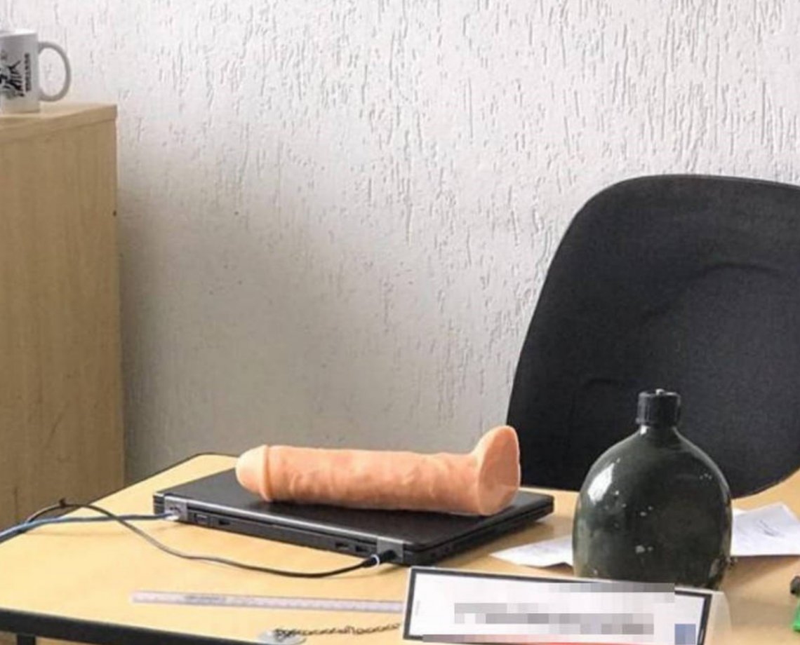  Pênis de borracha é deixado em mesa de professor em academia da PM; suspeitos ainda jogaram água no computador