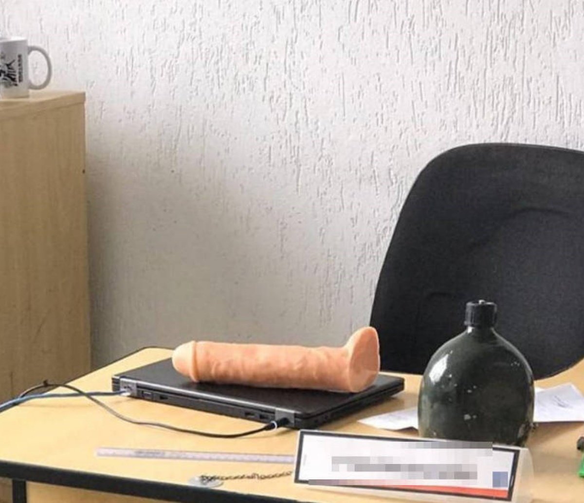  Pênis de borracha é deixado em mesa de professor em academia da PM; suspeitos ainda jogaram água no computador