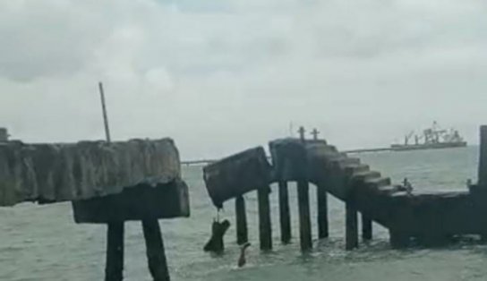 Homem cai ao mar após ponte do Terminal de São Tomé de Paripe desabar; assista