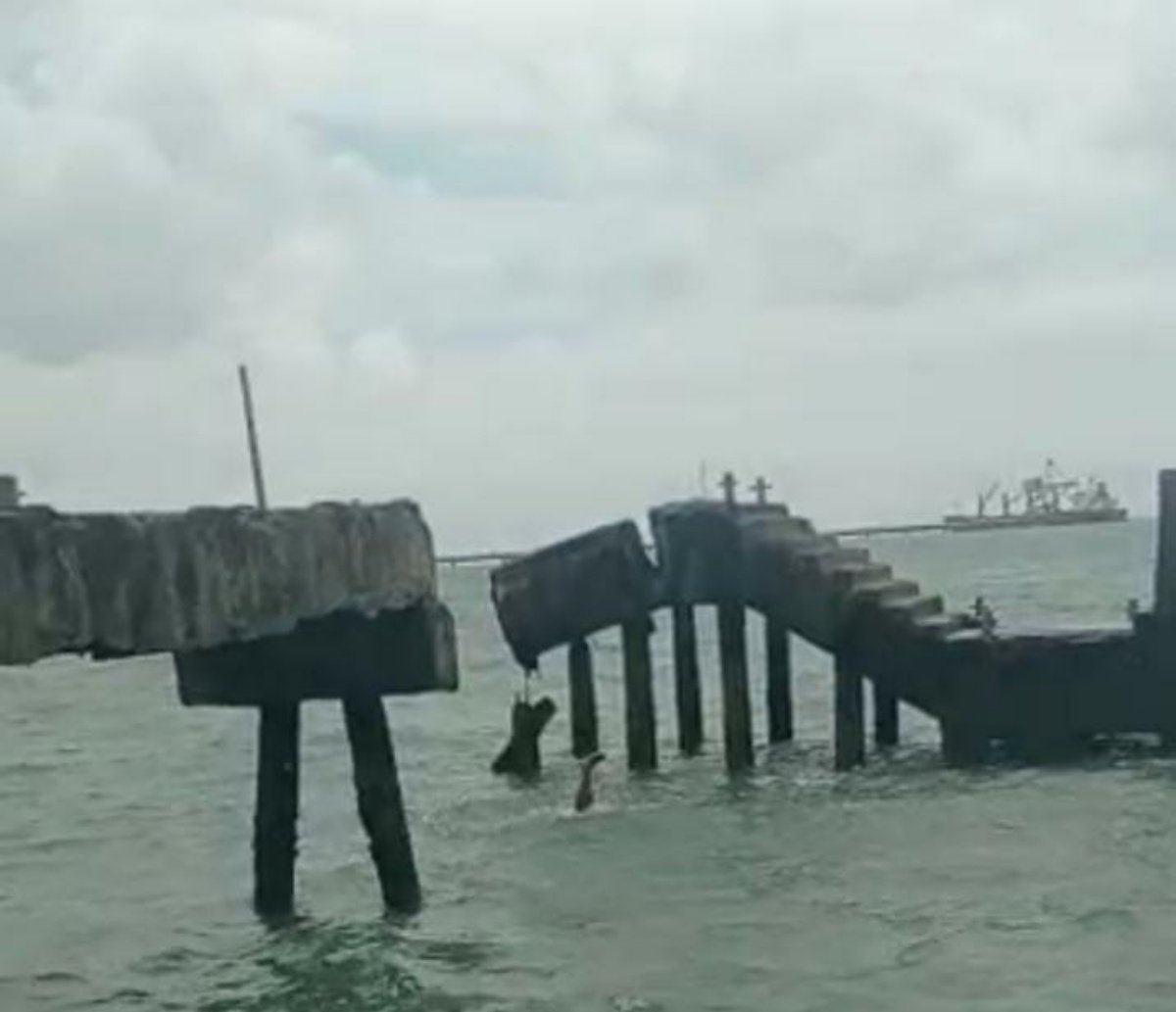 Homem cai ao mar após ponte do Terminal de São Tomé de Paripe desabar; assista