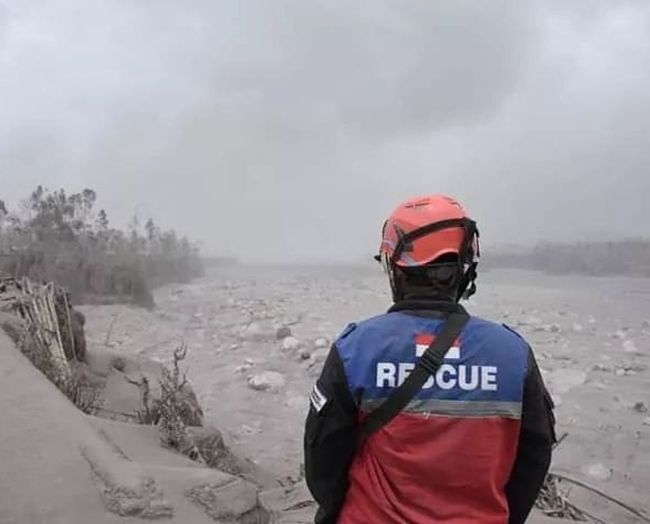 Atividade do vulcão Semeru na Indonésia afeta operações de resgate; ao menos 15 mortos e centenas de feridos