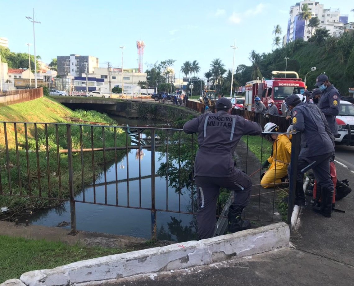 Bombeiros seguem em busca de homem desaparecido após chuva de domingo; ele pulou em vala para salvar cachorro