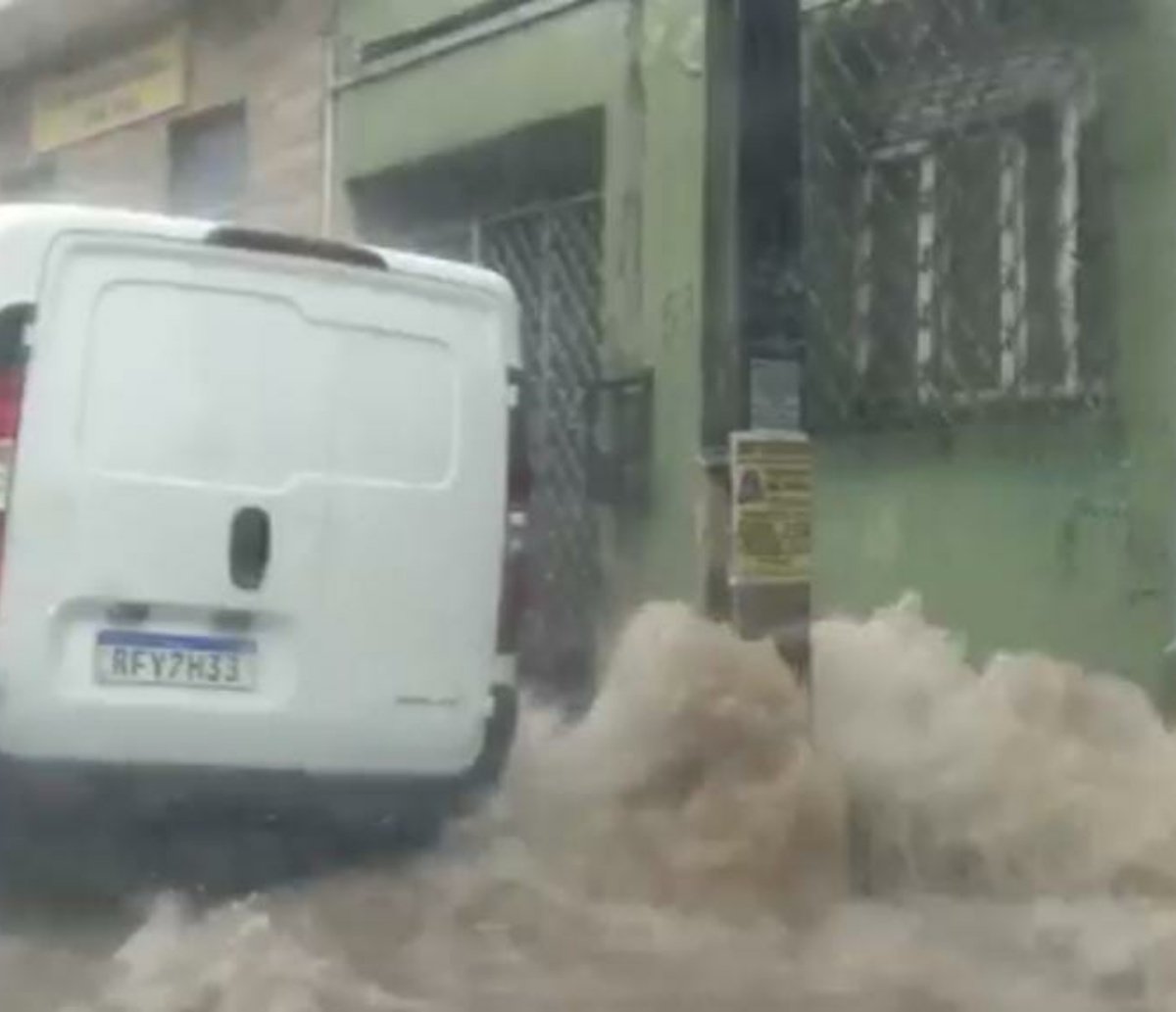 Chuva forte em Salvador provoca pontos de alagamentos; qual a previsão dos próximos dias? 