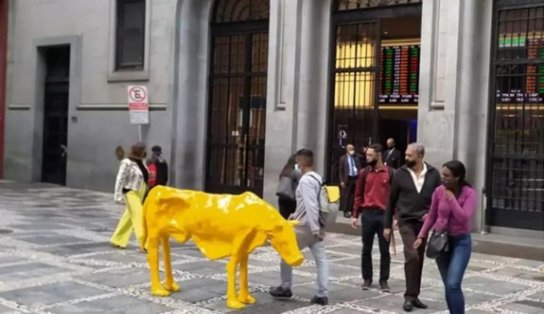 Escultura de “vaca magra” é instalada em frente à Bolsa de Valores, no mesmo lugar onde estava “touro de ouro”