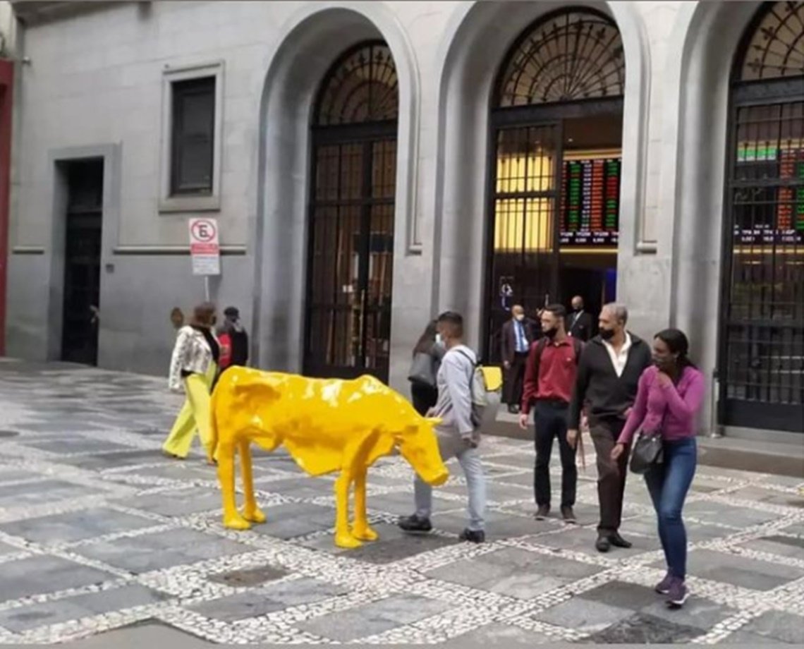 Escultura de “vaca magra” é instalada em frente à Bolsa de Valores, no mesmo lugar onde estava “touro de ouro”