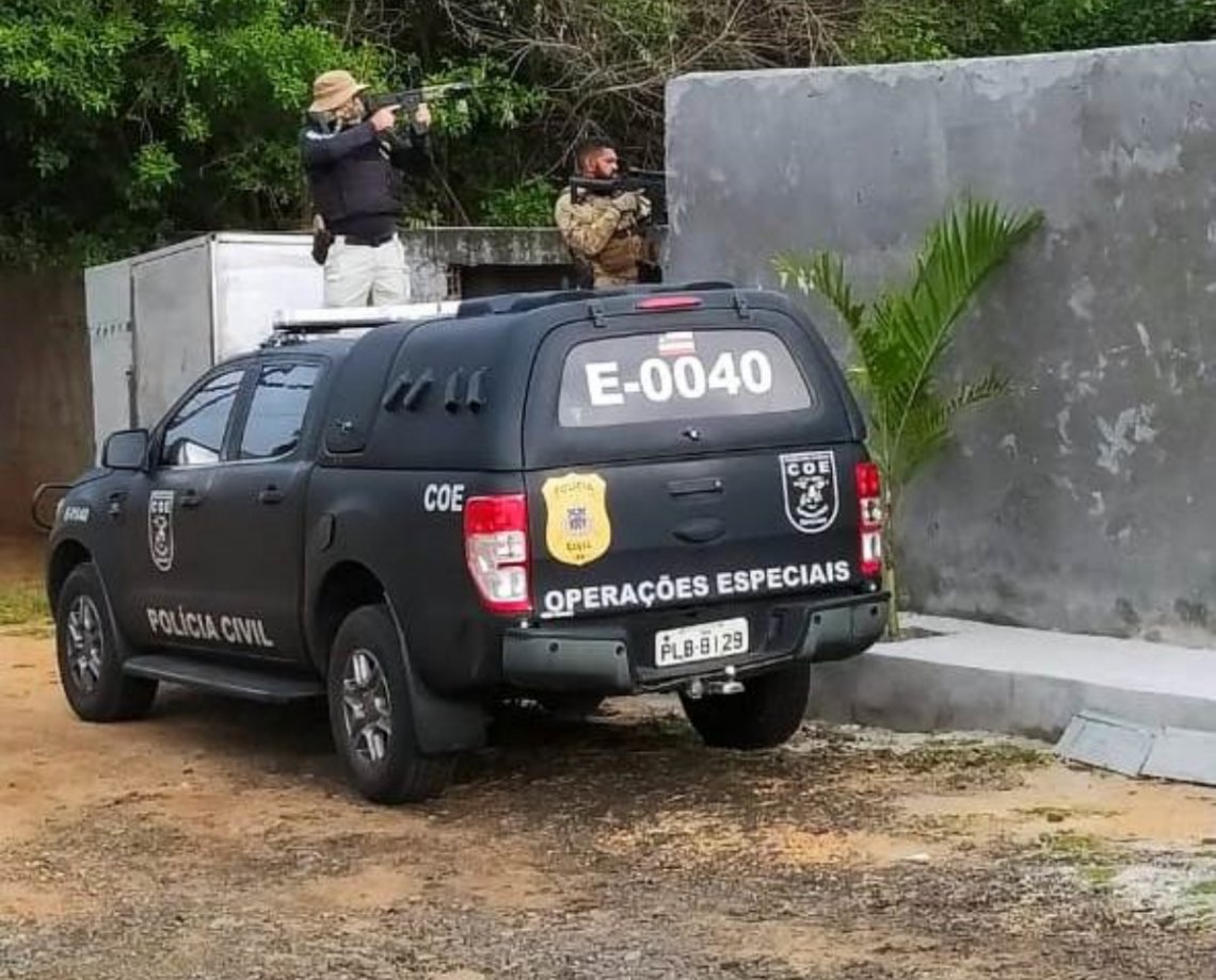 Filho de sargento da reserva é suspeito de integrar mílicia com o pai em Camaçari; ficha criminal do jovem é extensa