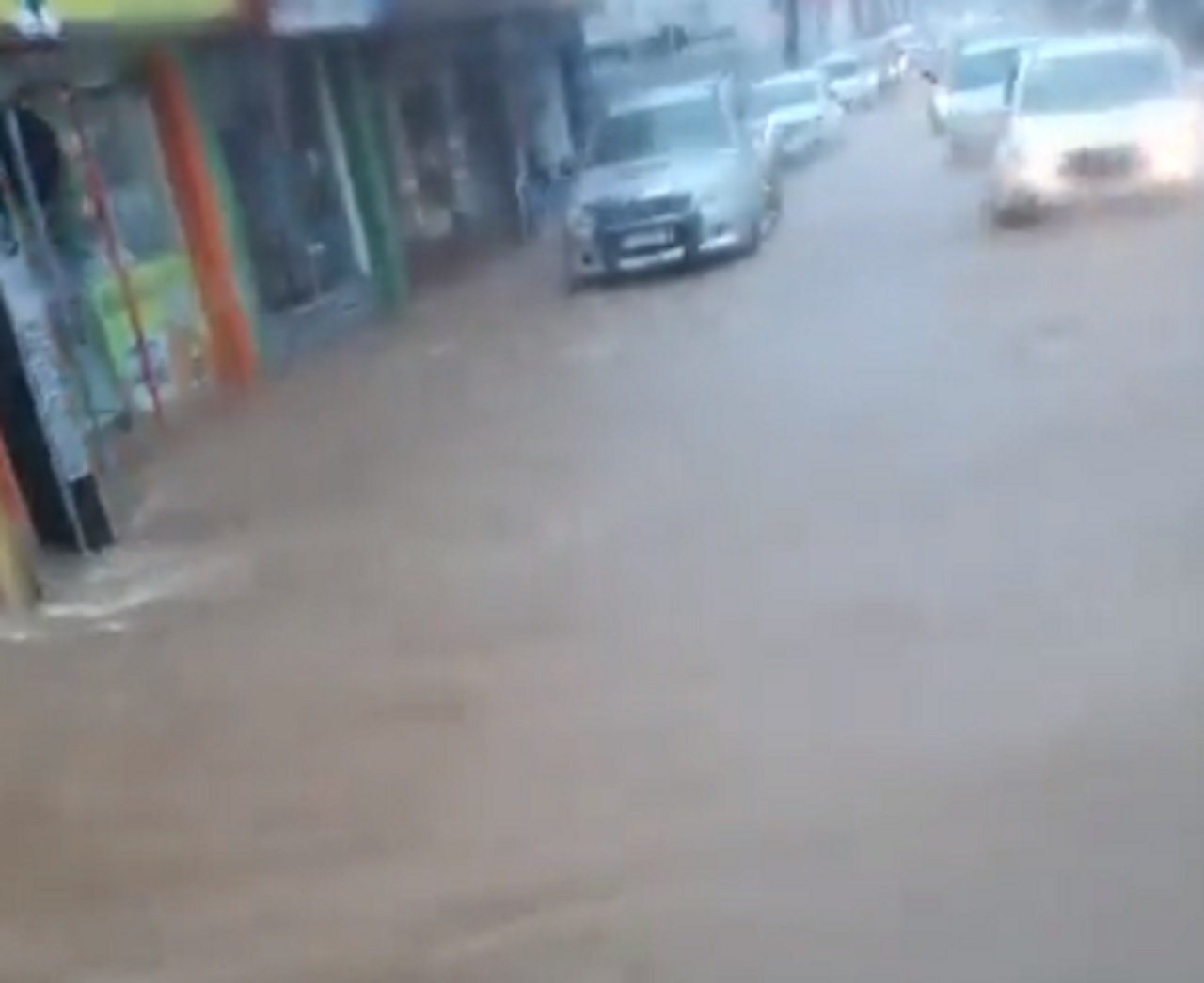 Tempestade provoca destruição, leva pânico a moradores de Ilhéus e prefeito declara calamidade pública; veja vídeos