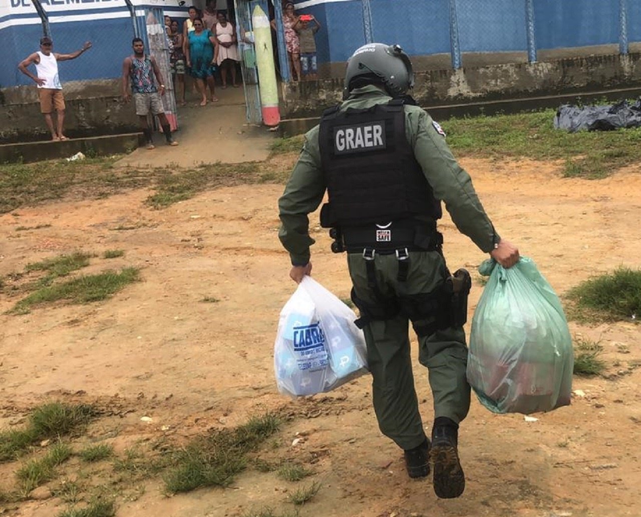 Militares do Graer e Bombeiros atuam em resgate de vítimas e transporte de mantimentos nas cidades afetadas pela chuva na Bahia