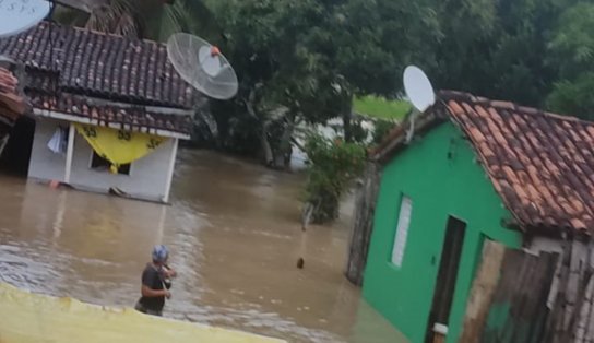 Chuva forte faz rio Jiquiriçá transbordar e invadir casas no município de Laje; veja vídeos