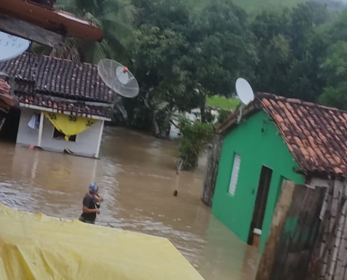 Chuva forte faz rio Jiquiriçá transbordar e invadir casas no município de Laje; veja vídeos