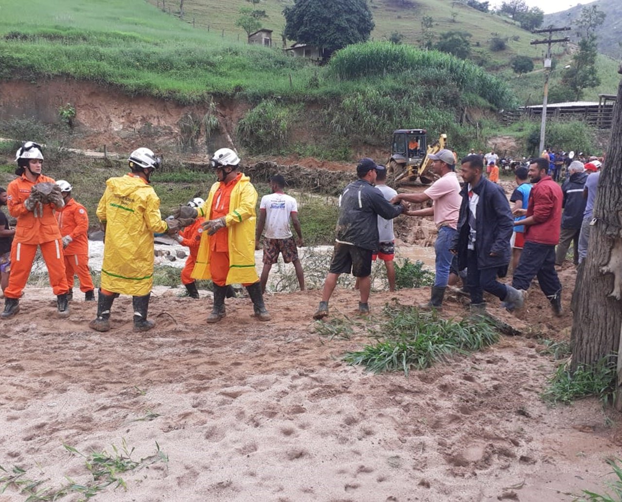 Sem descanso: bombeiros resgatam vítimas da chuva e levam mantimentos pelo quarto dia consecutivo, no Sul da Bahia 