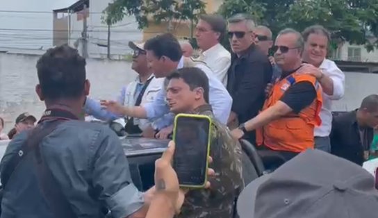 Em visita a Itamaraju, Bolsonaro é recepcionado por apoiadores e desfila em carro aberto; veja