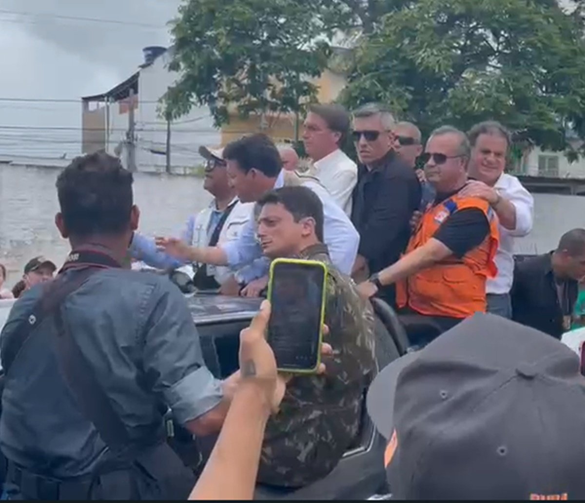 Em visita a Itamaraju, Bolsonaro é recepcionado por apoiadores e desfila em carro aberto; veja