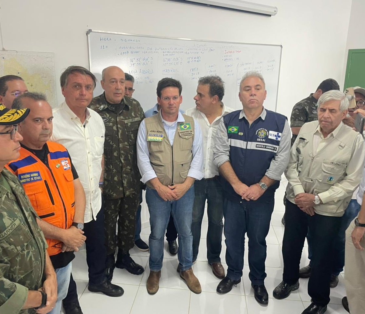 Bolsonaro diz que visita a Itamaraju foi para “confortar” cidade afetada pela chuva