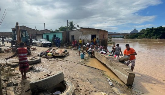 Famílias desabrigadas, ruas sujas e incertezas: veja estrago da chuva em Itamaraju 