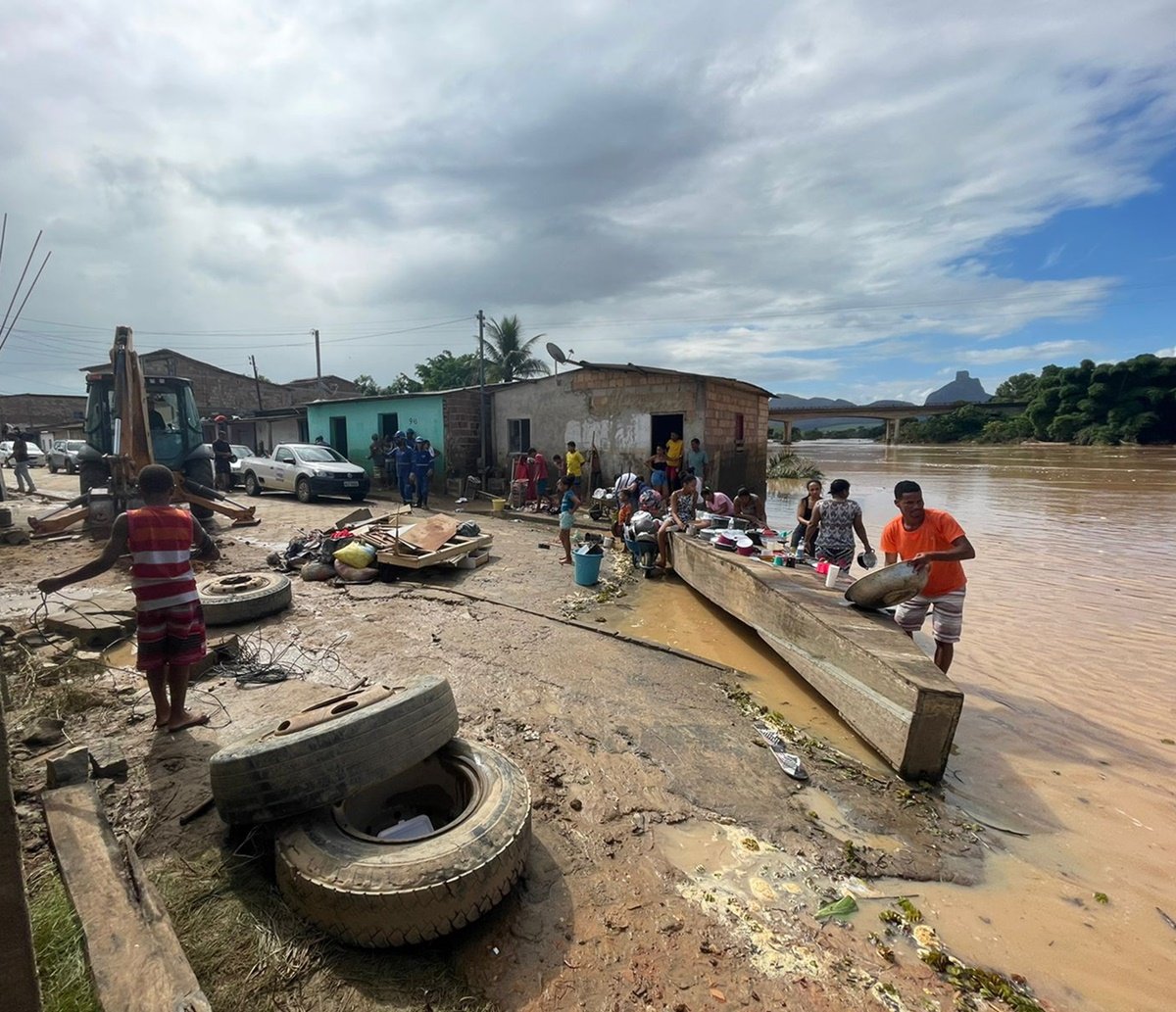 Famílias desabrigadas, ruas sujas e incertezas: veja estrago da chuva em Itamaraju 