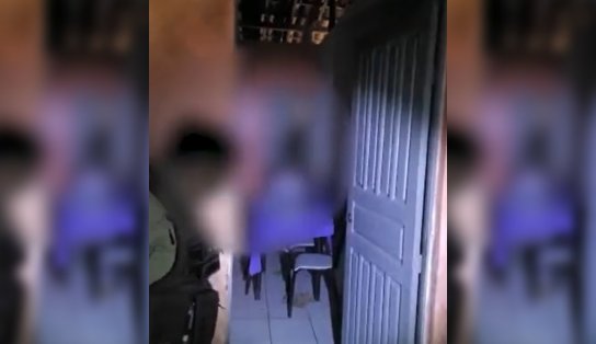 Vídeo mostra PMs negociando com homem que mantinha a própria filha na mira de uma faca na Bahia; assista 