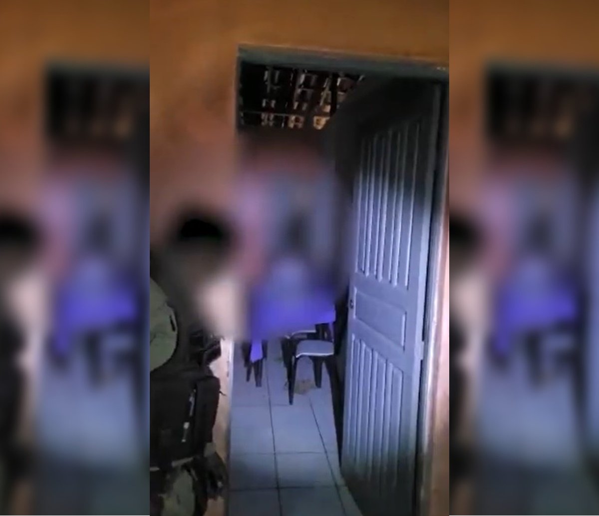 Vídeo mostra PMs negociando com homem que mantinha a própria filha na mira de uma faca na Bahia; assista 