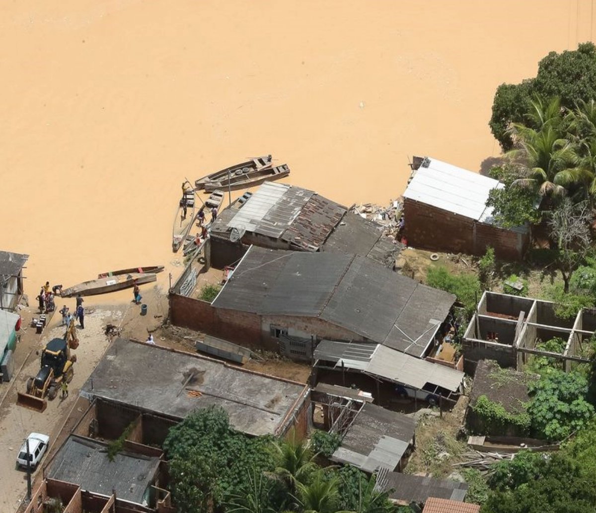 Sobe para sete o número de mortos das chuvas no Extremo Sul da Bahia; 51 cidades estão em estado de emergência