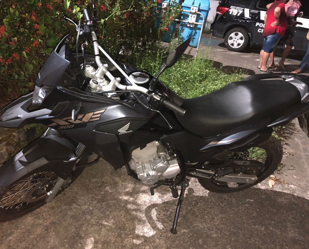 Em bairro de luxo, PM apreende moto roubada e dupla com maconha durante abordagem em Salvador 