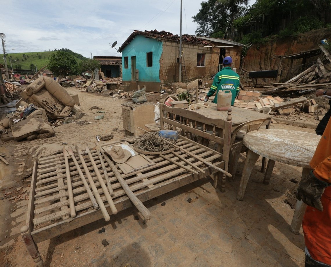 Moradores que tiveram casas destruídas pela chuva já podem se inscrever para ganhar auxílio do governo do Estado