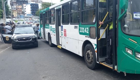 Ônibus atinge bandidos em fuga na Avenida Juracy Magalhães e deixa dupla ferida 