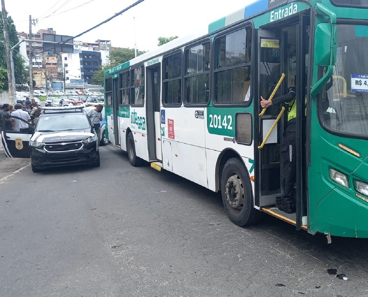 Ônibus atinge bandidos em fuga na Avenida Juracy Magalhães e deixa dupla ferida 