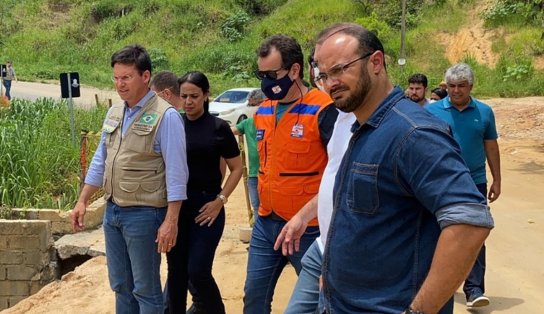 João Roma volta ao Extremo Sul da Bahia para visitar cidades devastadas pela chuva e descarta politizar tragédia que já matou 14