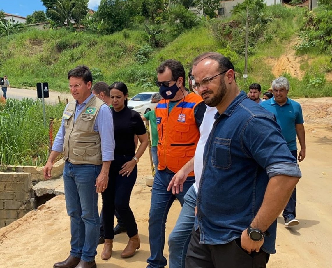 João Roma volta ao Extremo Sul da Bahia para visitar cidades devastadas pela chuva e descarta politizar tragédia que já matou 14