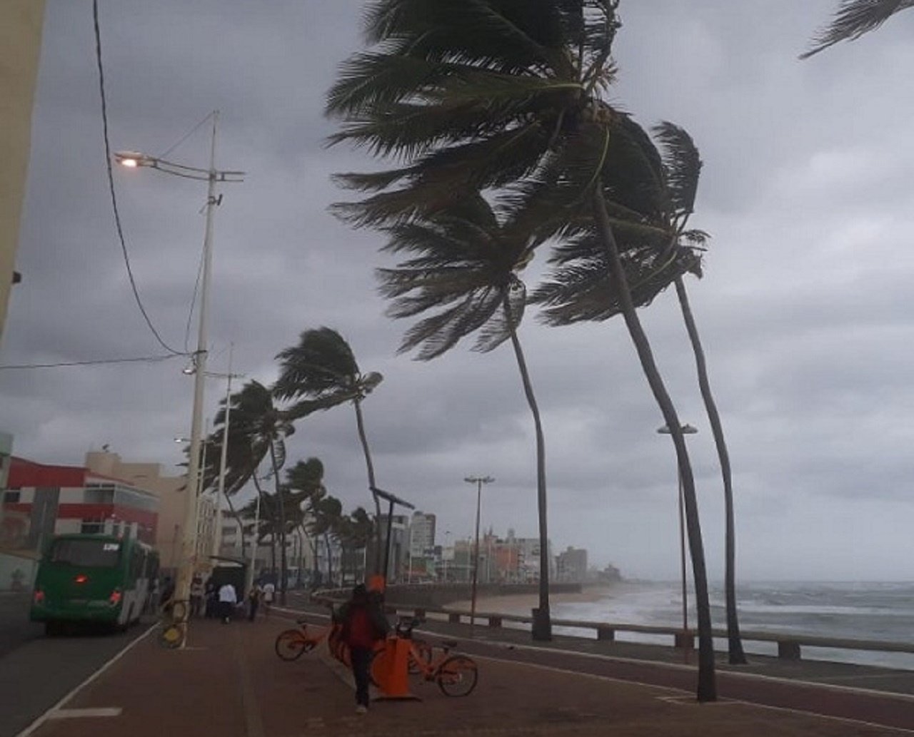 "Já pintou verão", mas chuva deve dar boas-vindas à estação do sol em Salvador nos seus primeiros dias; confira previsão 