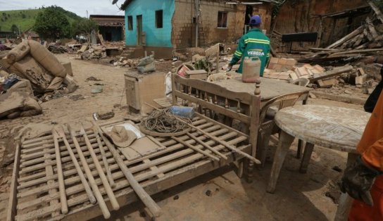 Chega a 16 número de mortos por conta das chuvas fortes no Sul da Bahia; moradores começam a receber auxílio 