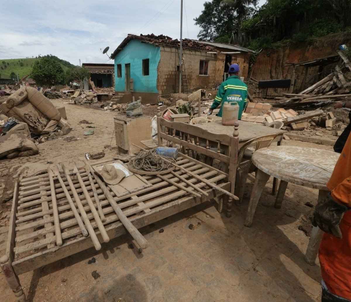 Chega a 16 número de mortos por conta das chuvas fortes no Sul da Bahia; moradores começam a receber auxílio 