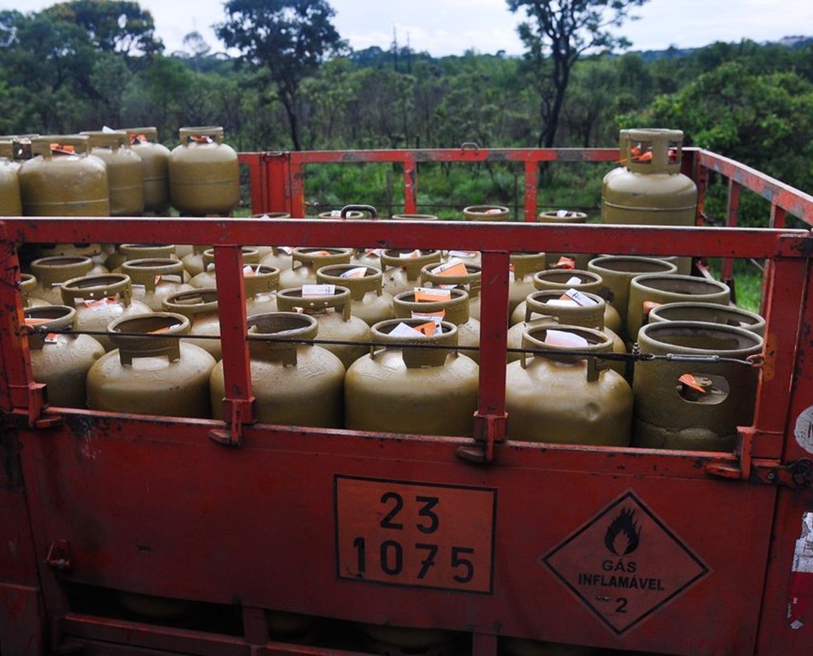 Bolsonaro sanciona lei que destina R$ 300 milh&otilde;es para o aux&iacute;lio g&aacute;s; dinheiro ser&aacute; dado preferencialmente as mulheres