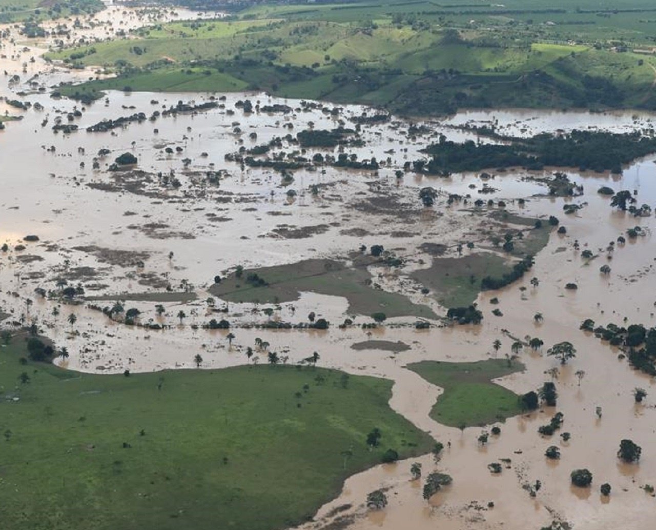 Moradores de cidades atingidas por chuvas na Bahia e Minas Gerais poderão sacar FGTS; limite será de R$ 6.220