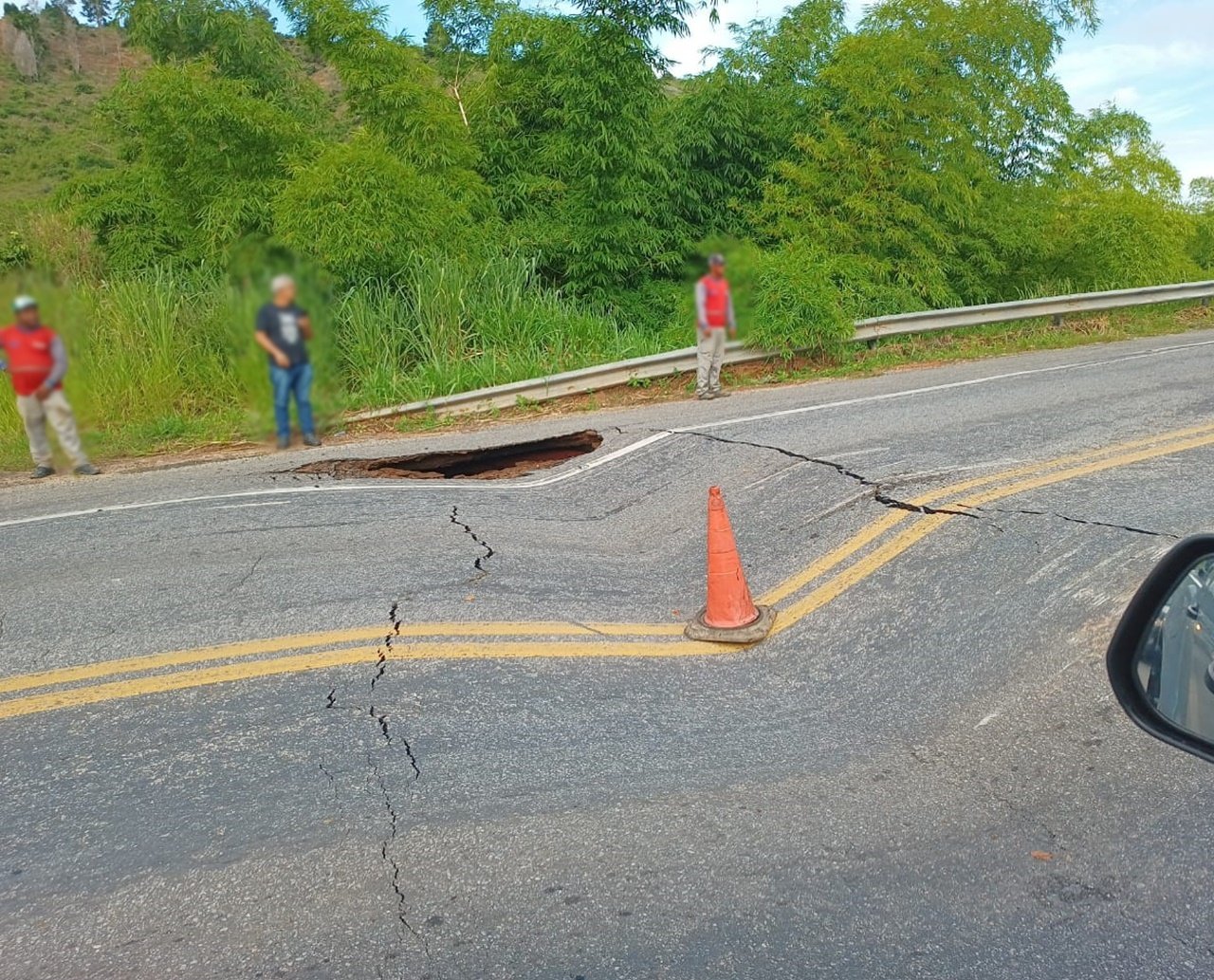 Trecho da BR-101 cede e parte da rodovia é interditada por causa da chuva na região sul da Bahia