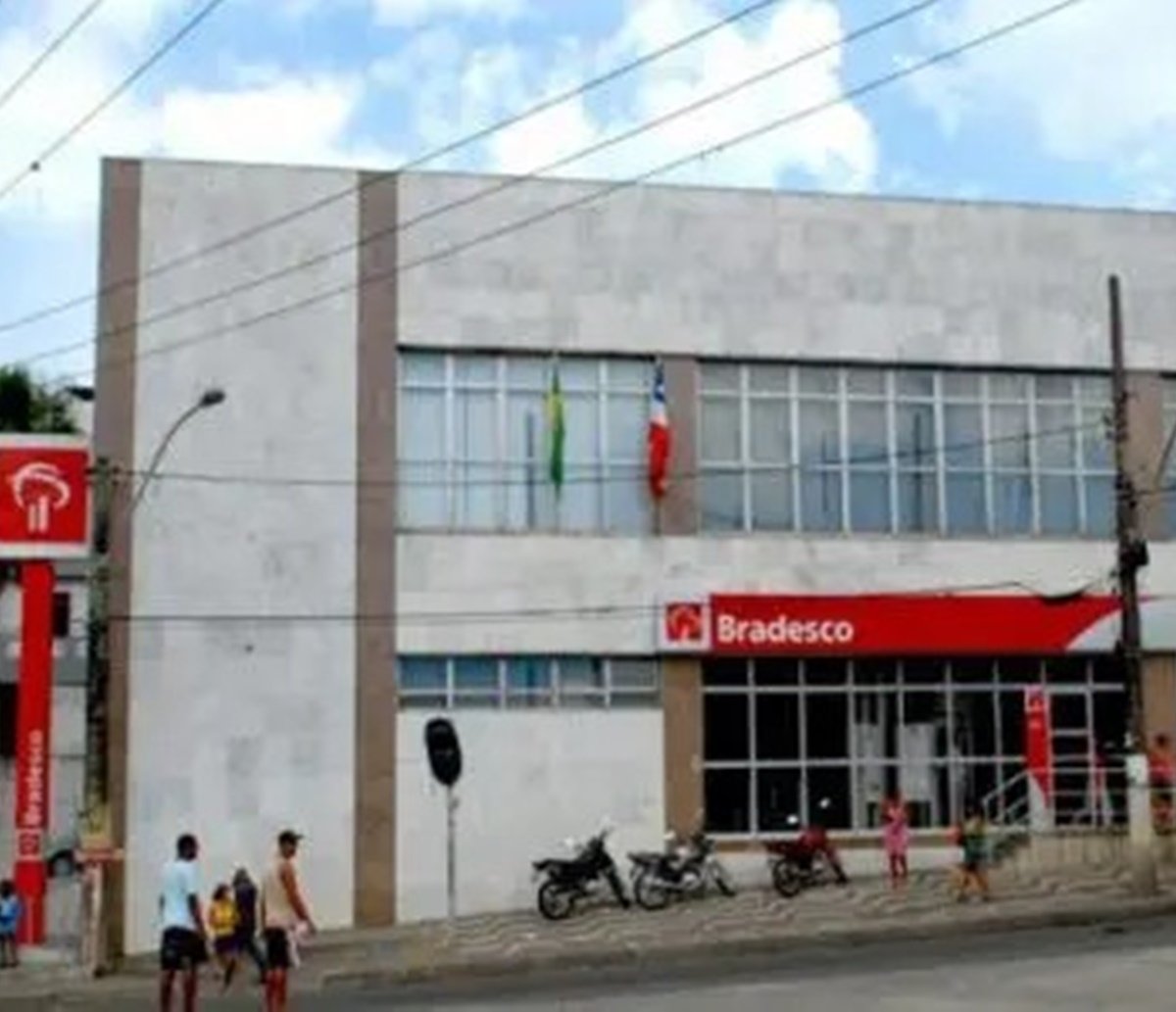 Pela segunda vez em menos de um mês, agência bancária é arrombada no Largo do Tanque, em Salvador