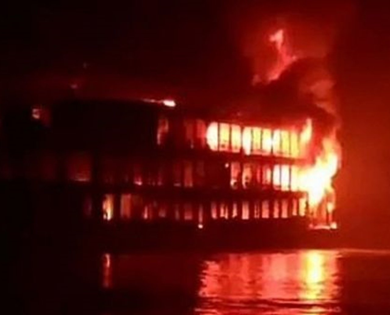 Tragédia: incêndio em barco deixa mais de 30 mortos e 100 feridos, em Bangladesh