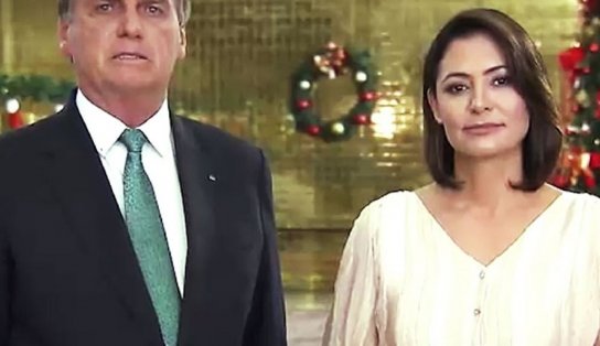 Ao lado da primeira-dama, Bolsonaro faz pronunciamento à nação em noite de Natal: "2021 foi um ano de muitas dificuldades”