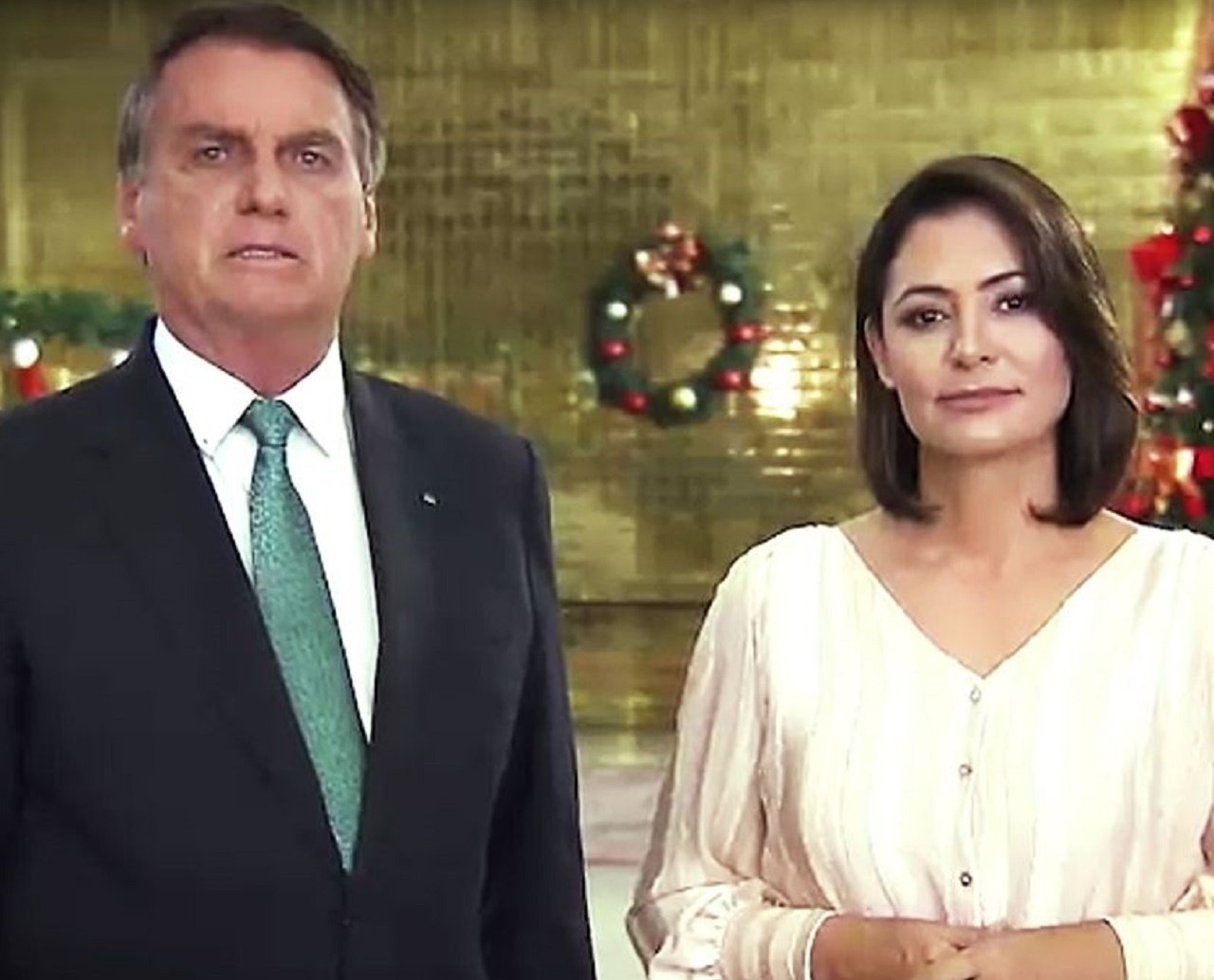 Ao lado da primeira-dama, Bolsonaro faz pronunciamento à nação em noite de Natal: "2021 foi um ano de muitas dificuldades”