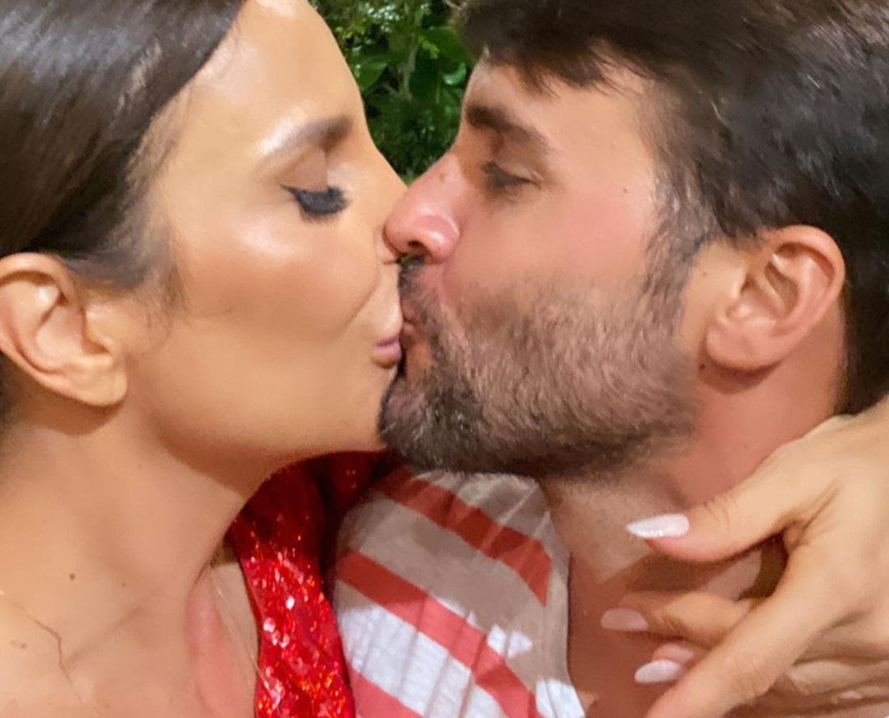 Com 'beijo de novela', Ivete Sangalo se declara ao marido: "Que amor nos invada profundamente"