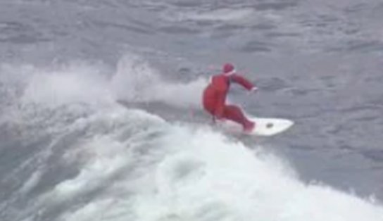 Noel 'tirando onda': bom velhinho é visto surfando em praia do Rio de Janeiro; assista