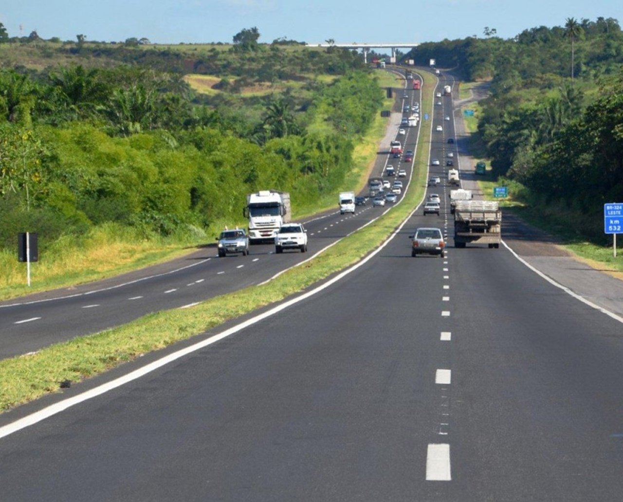 Irmãos morrem após acidente entre carro e caminhão na BR-324