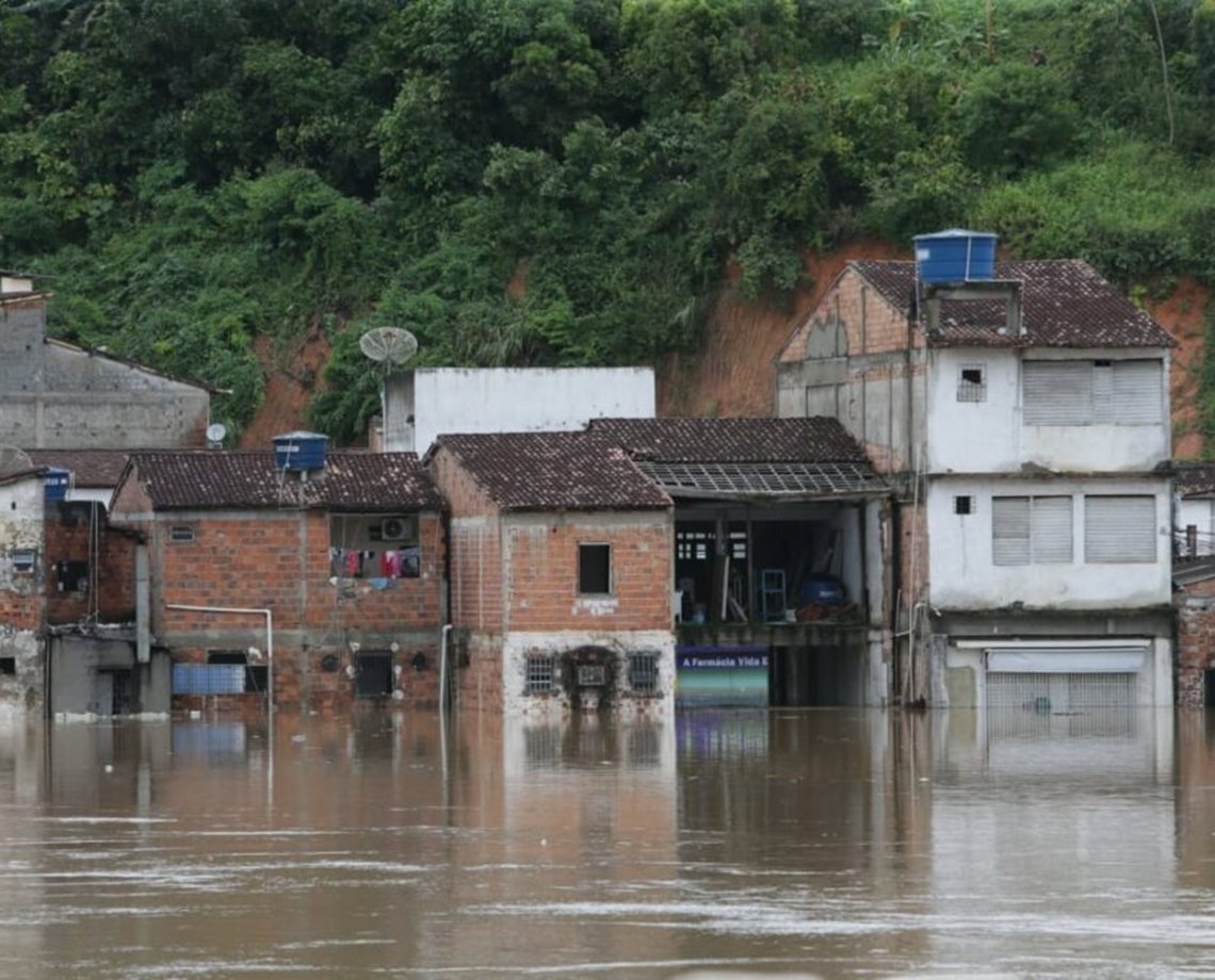 Número de mortes causadas pela chuva chega a 20; cem municípios baianos estão em estado de emergência