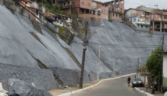 "Ladeira do Cacau" recebe obra de contenção de encosta, em Salvador; há dois anos, moradores do local sofreram com deslizamentos