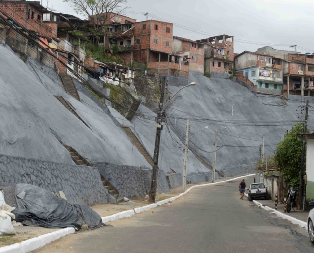 "Ladeira do Cacau" recebe obra de contenção de encosta, em Salvador; há dois anos, moradores do local sofreram com deslizamentos