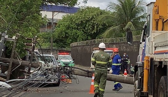 Escapou! Por pouco, poste atingido por caminhão não cai sobre homem que seguia para o trabalho em Salvador 