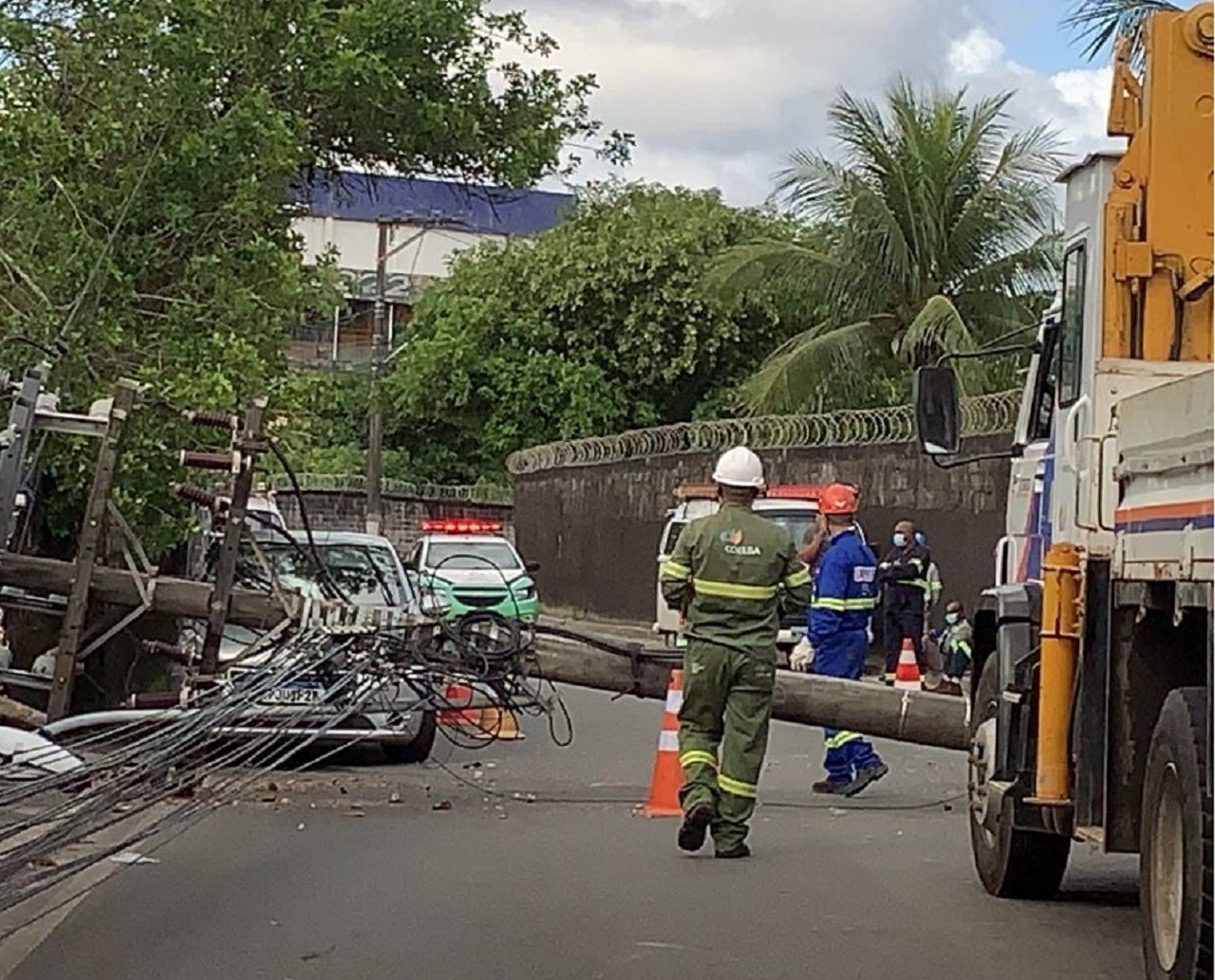 Escapou! Por pouco, poste atingido por caminhão não cai sobre homem que seguia para o trabalho em Salvador 