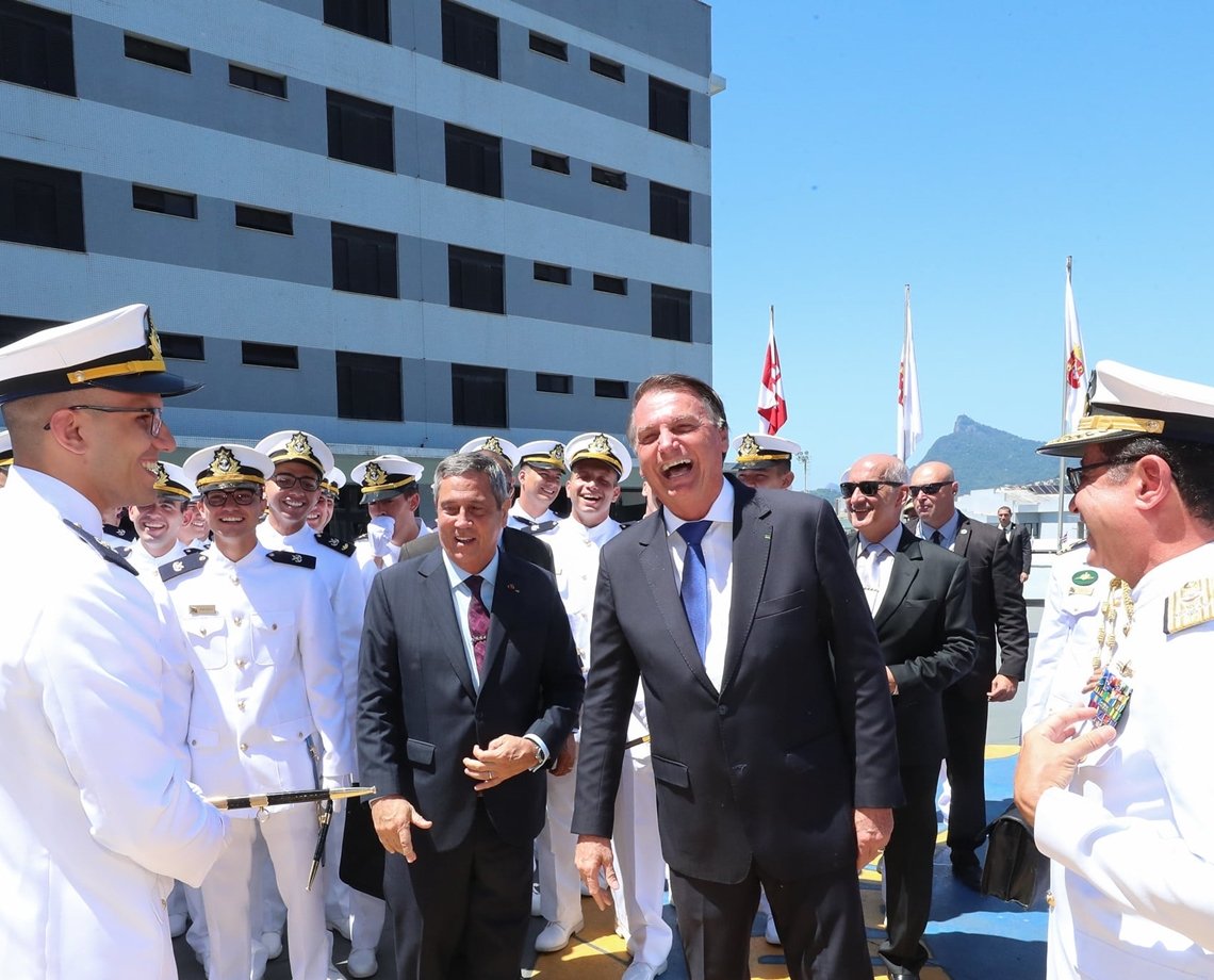 Bolsonaro chega em Santa Catarina para curtir o Réveillon e internautas cobram nova visita às áreas alagadas da Bahia