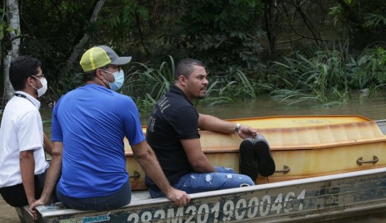 Após hospital alagar, caixões de pacientes mortos são levados de barcos e jet-skis para enterro em Ilhéus 